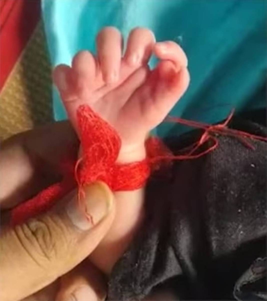 Görenler hayrete düşüyor: 26 parmaklı bebek dünyaya geldi! Esas ilginç olan ise bebeğin 'tanrıça' ilan edilmesi 4